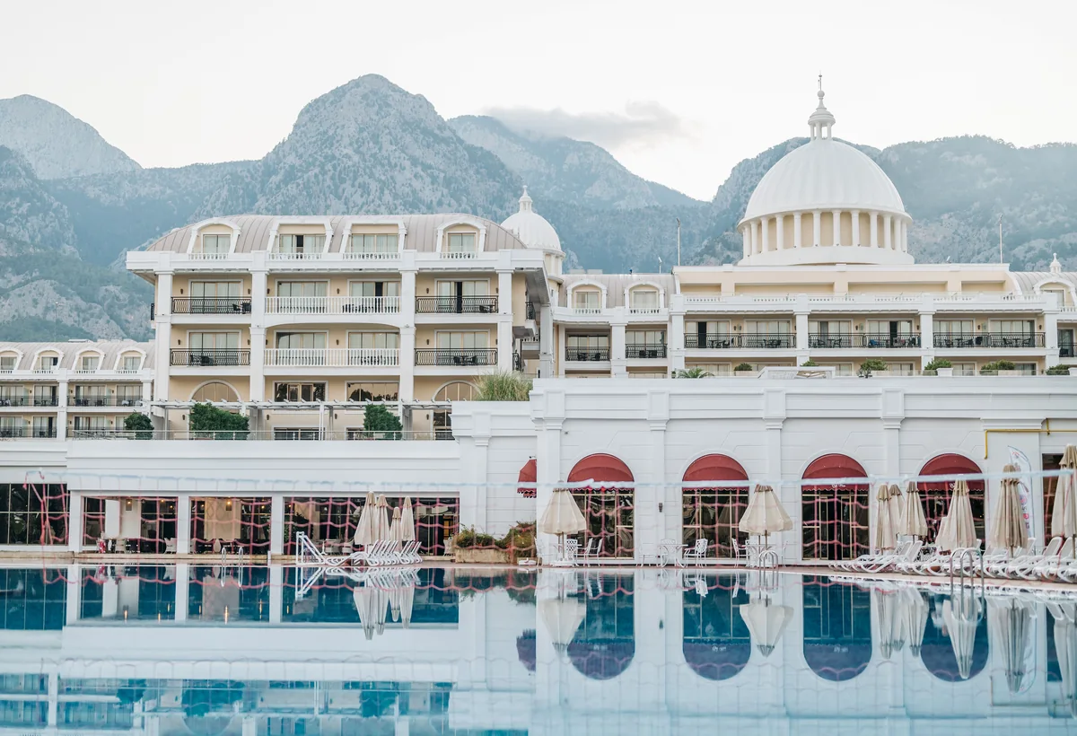 Wellnesshotel mit Außenpool und Bergkulisse
