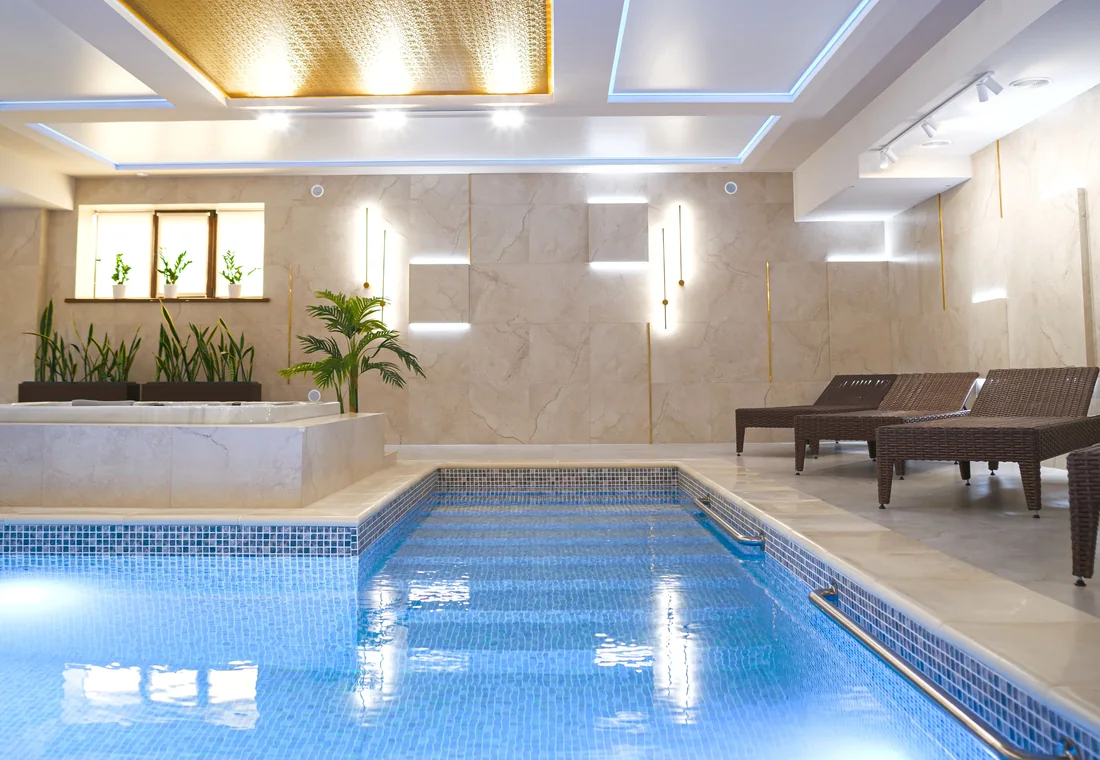 Heller Wellnessbereich mit Pool und Ruheliegen